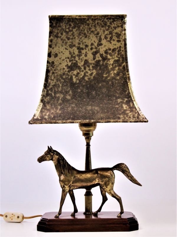 Knappe lamp, goudkleurig paard en kap